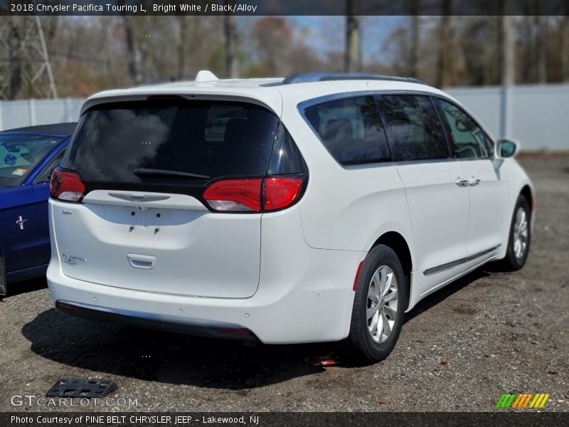 Bright White / Black/Alloy 2018 Chrysler Pacifica Touring L