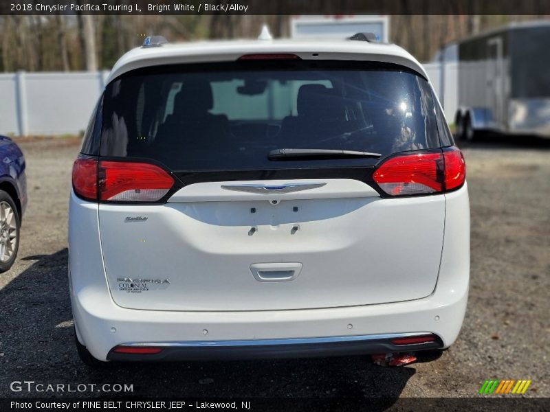 Bright White / Black/Alloy 2018 Chrysler Pacifica Touring L