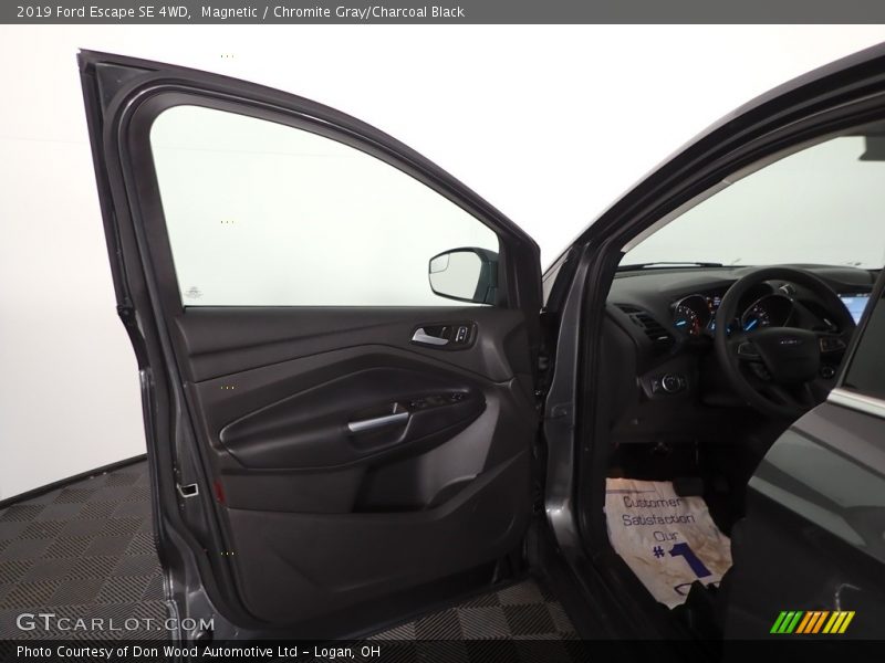 Magnetic / Chromite Gray/Charcoal Black 2019 Ford Escape SE 4WD