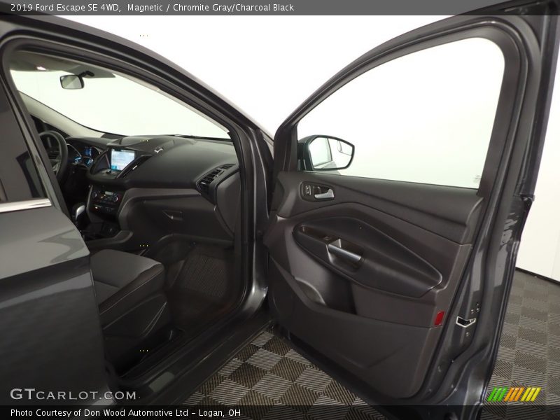 Magnetic / Chromite Gray/Charcoal Black 2019 Ford Escape SE 4WD