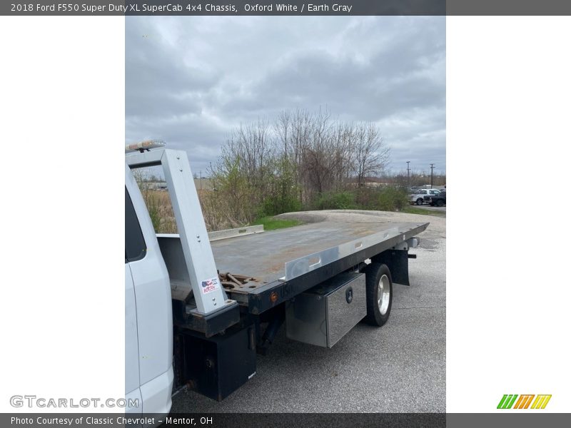 Oxford White / Earth Gray 2018 Ford F550 Super Duty XL SuperCab 4x4 Chassis