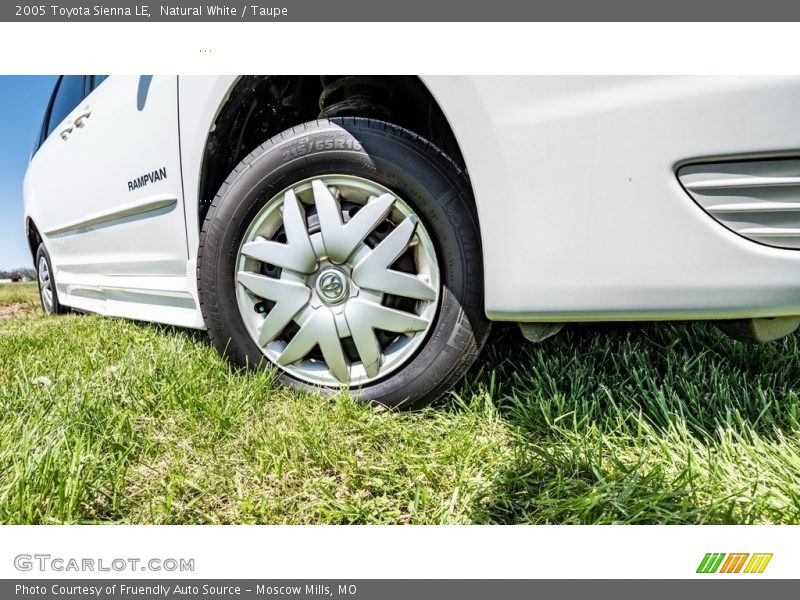 Natural White / Taupe 2005 Toyota Sienna LE