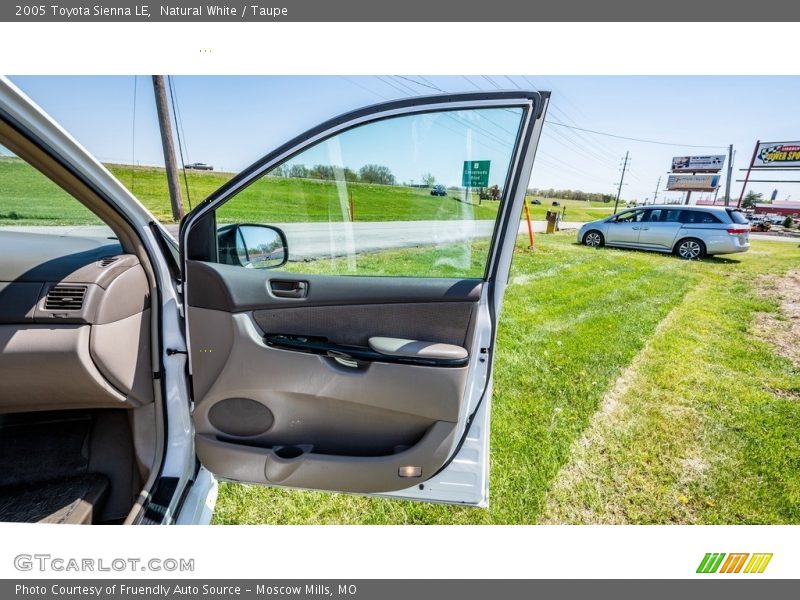 Natural White / Taupe 2005 Toyota Sienna LE
