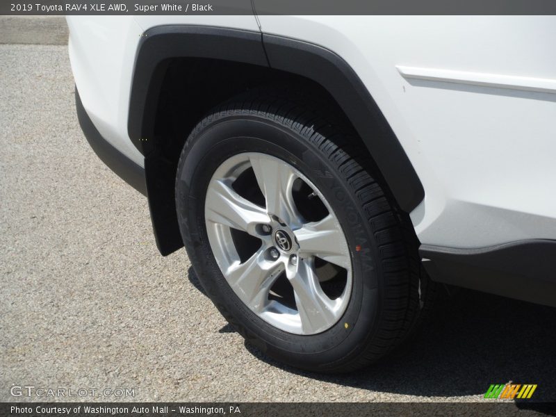 Super White / Black 2019 Toyota RAV4 XLE AWD
