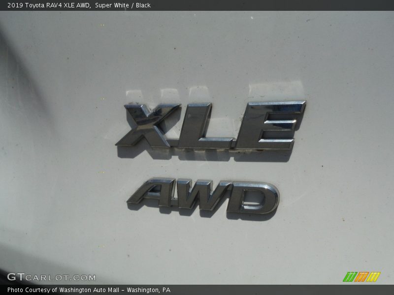 Super White / Black 2019 Toyota RAV4 XLE AWD