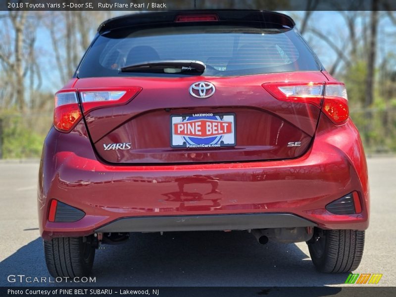 Ruby Flare Pearl / Black 2018 Toyota Yaris 5-Door SE