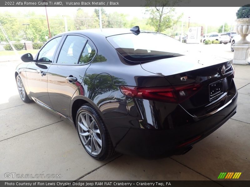 Vulcano Black Metallic / Black 2022 Alfa Romeo Giulia Ti AWD
