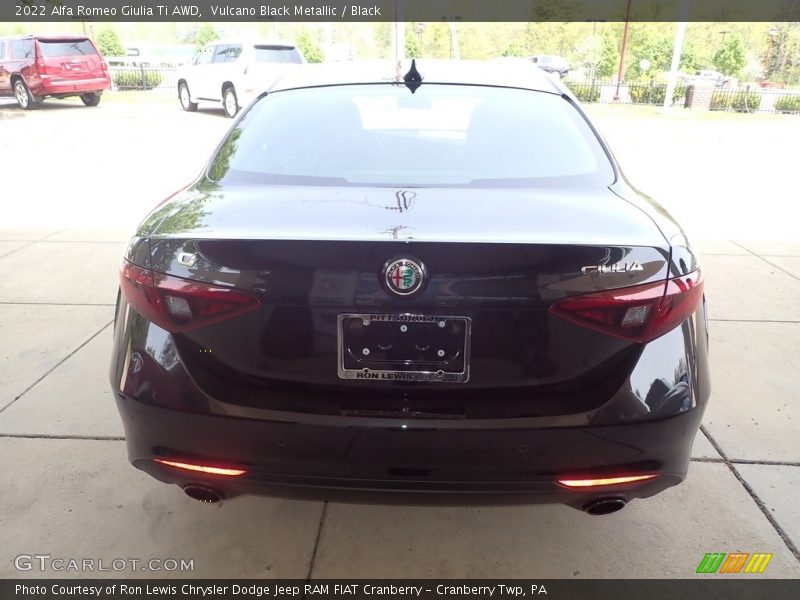 Vulcano Black Metallic / Black 2022 Alfa Romeo Giulia Ti AWD
