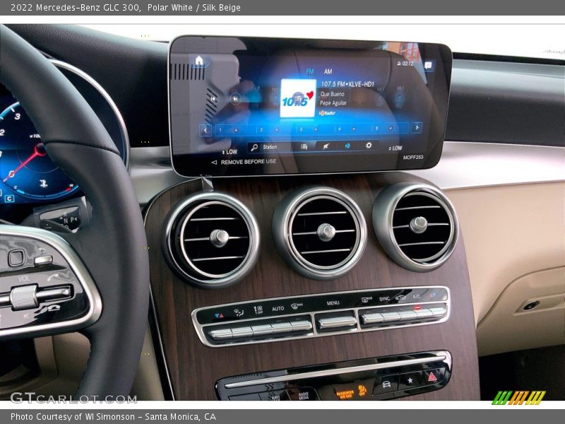 Polar White / Silk Beige 2022 Mercedes-Benz GLC 300