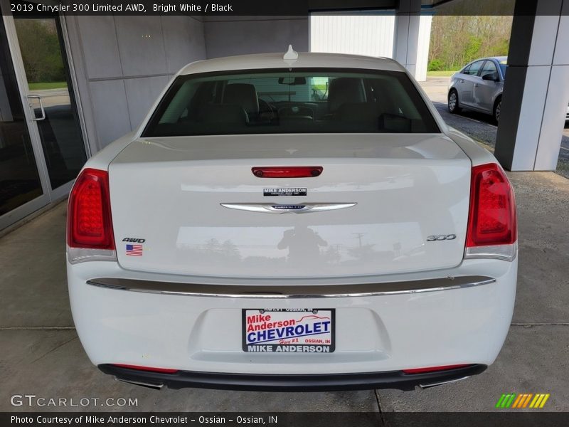 Bright White / Black 2019 Chrysler 300 Limited AWD