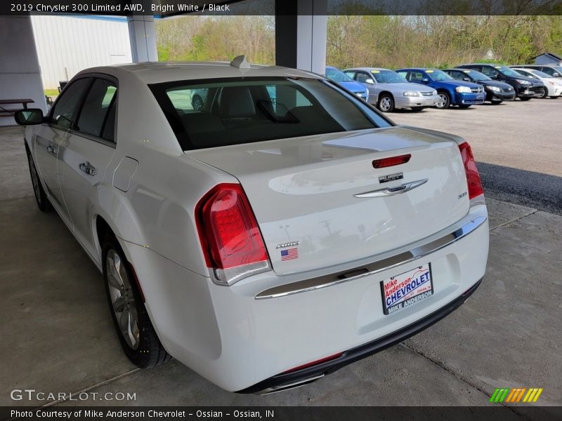 Bright White / Black 2019 Chrysler 300 Limited AWD