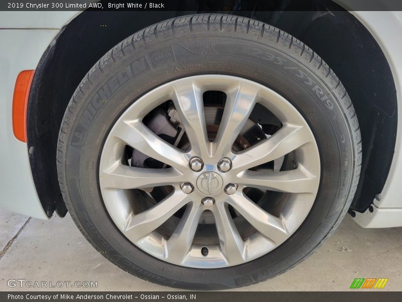 Bright White / Black 2019 Chrysler 300 Limited AWD