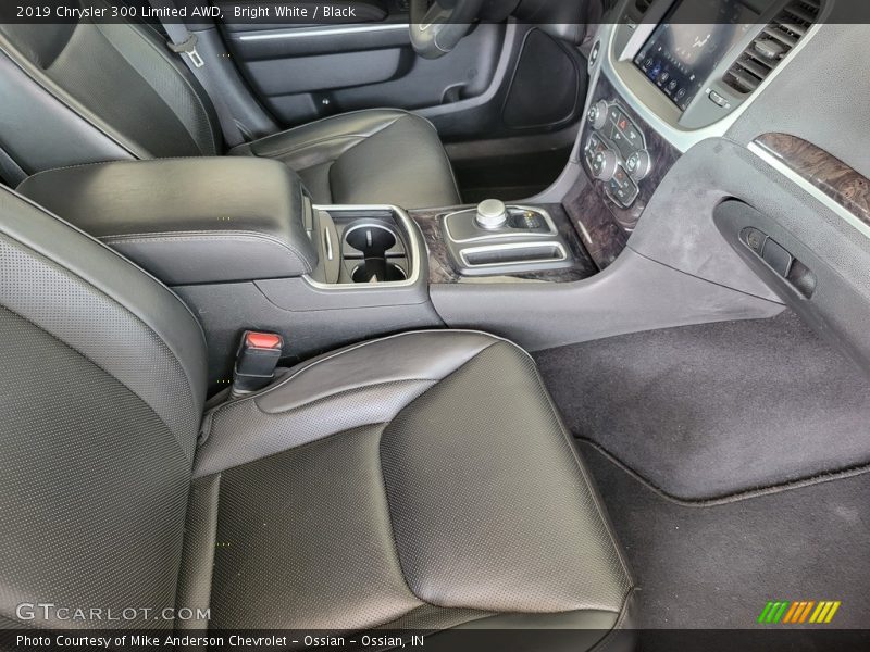Bright White / Black 2019 Chrysler 300 Limited AWD