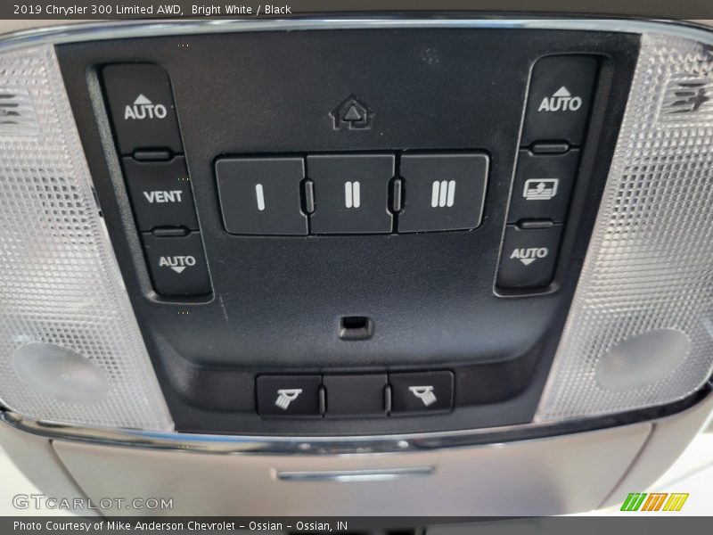 Bright White / Black 2019 Chrysler 300 Limited AWD