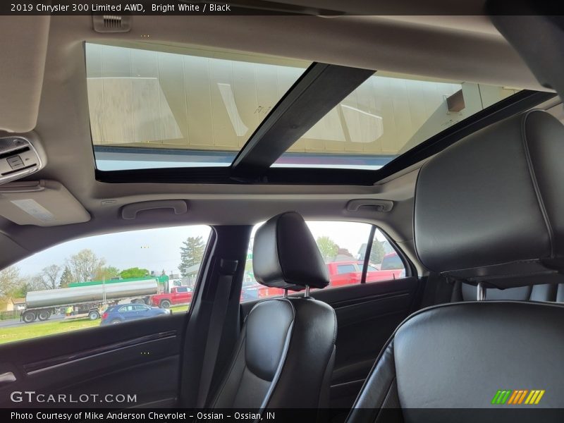 Bright White / Black 2019 Chrysler 300 Limited AWD
