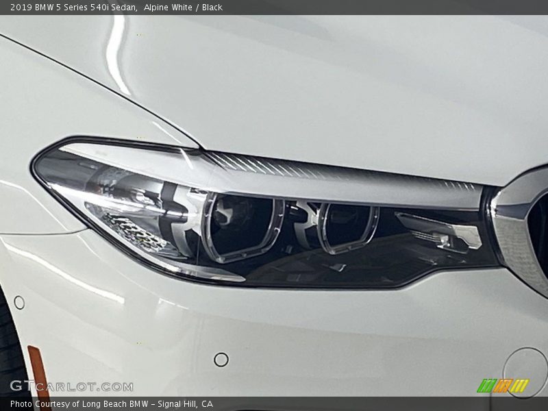 Alpine White / Black 2019 BMW 5 Series 540i Sedan