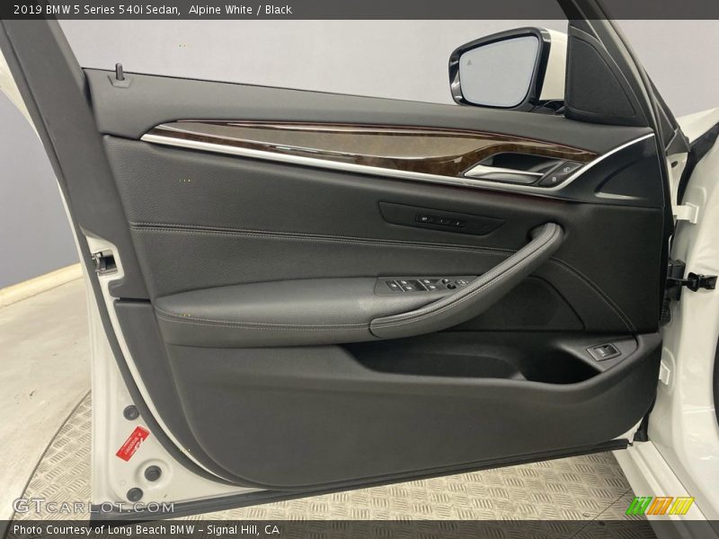 Alpine White / Black 2019 BMW 5 Series 540i Sedan