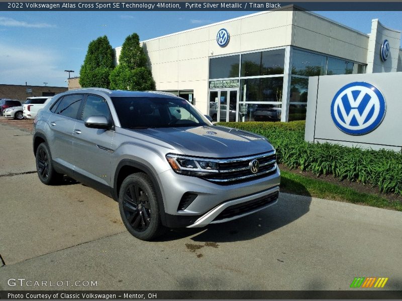 Front 3/4 View of 2022 Atlas Cross Sport SE Technology 4Motion