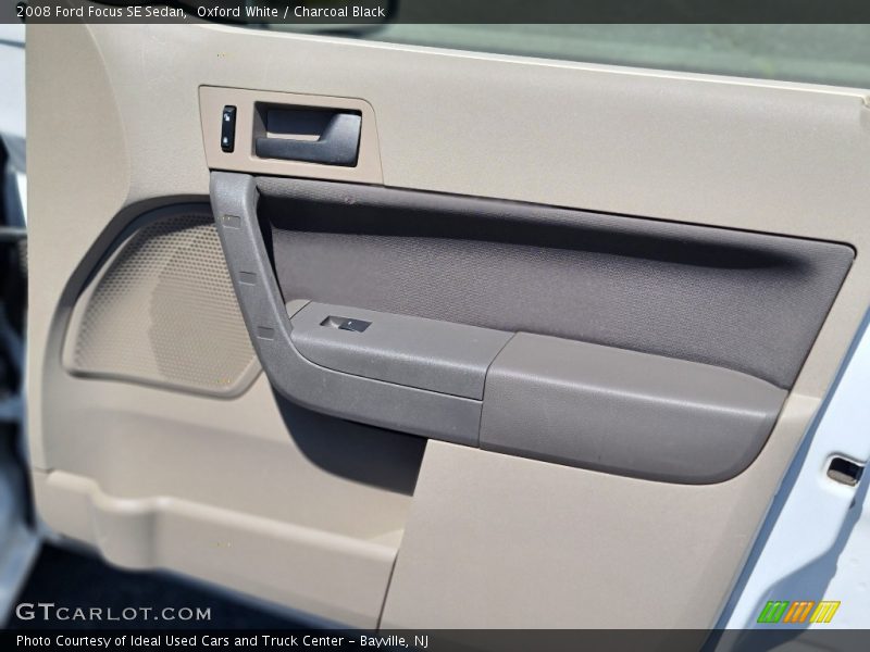 Oxford White / Charcoal Black 2008 Ford Focus SE Sedan