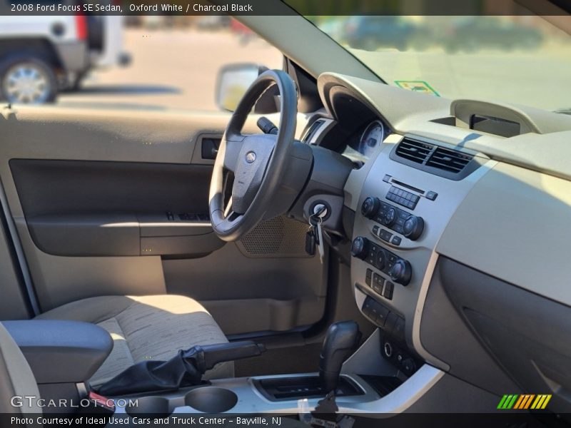 Oxford White / Charcoal Black 2008 Ford Focus SE Sedan