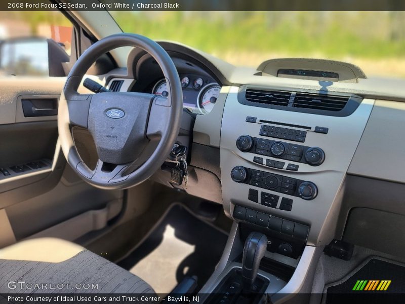 Oxford White / Charcoal Black 2008 Ford Focus SE Sedan