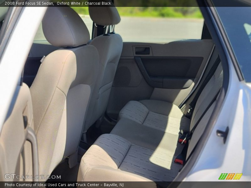 Oxford White / Charcoal Black 2008 Ford Focus SE Sedan
