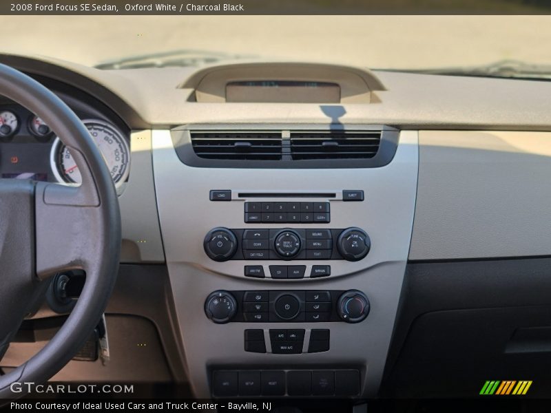 Oxford White / Charcoal Black 2008 Ford Focus SE Sedan