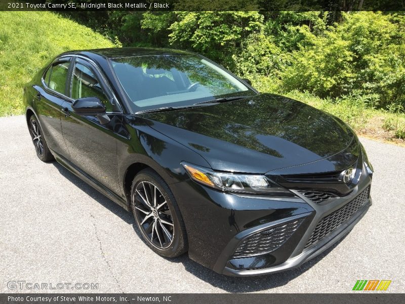 Front 3/4 View of 2021 Camry SE