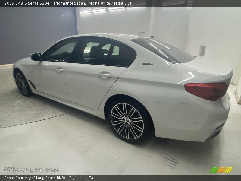 Alpine White / Night Blue 2019 BMW 5 Series 530e iPerformance Sedan