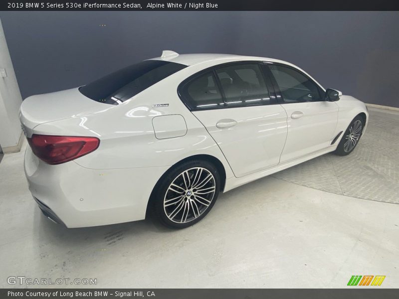 Alpine White / Night Blue 2019 BMW 5 Series 530e iPerformance Sedan