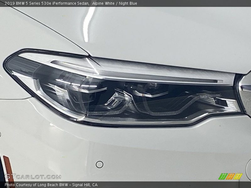 Alpine White / Night Blue 2019 BMW 5 Series 530e iPerformance Sedan