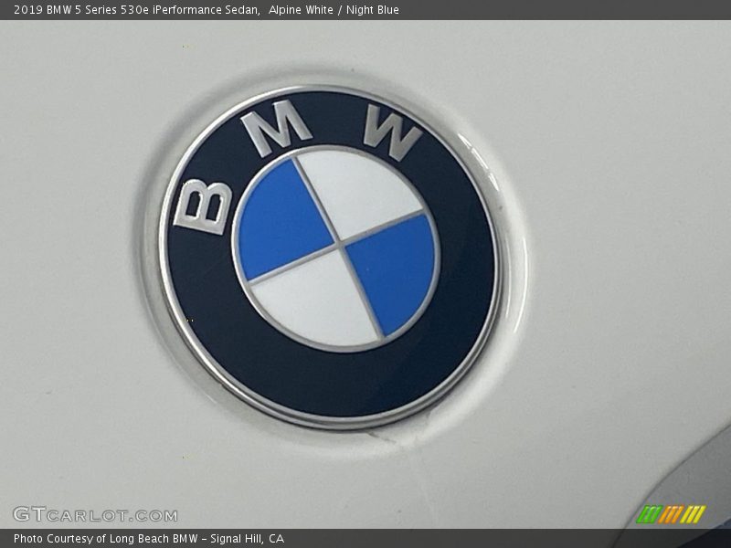 Alpine White / Night Blue 2019 BMW 5 Series 530e iPerformance Sedan