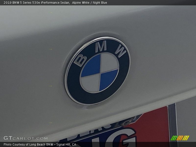 Alpine White / Night Blue 2019 BMW 5 Series 530e iPerformance Sedan