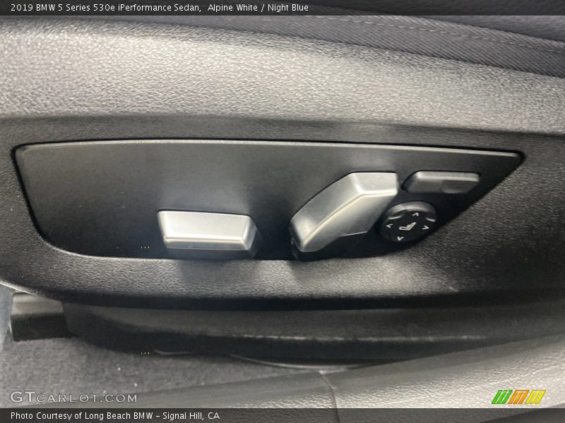 Alpine White / Night Blue 2019 BMW 5 Series 530e iPerformance Sedan