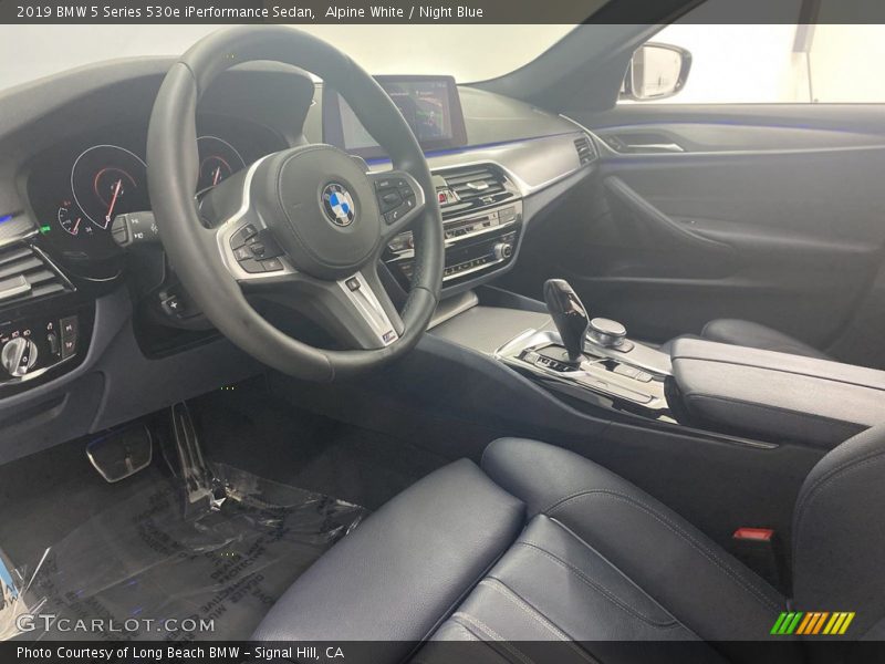 Alpine White / Night Blue 2019 BMW 5 Series 530e iPerformance Sedan