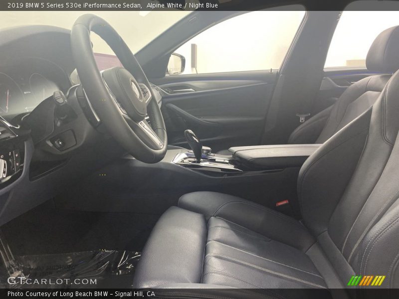 Alpine White / Night Blue 2019 BMW 5 Series 530e iPerformance Sedan