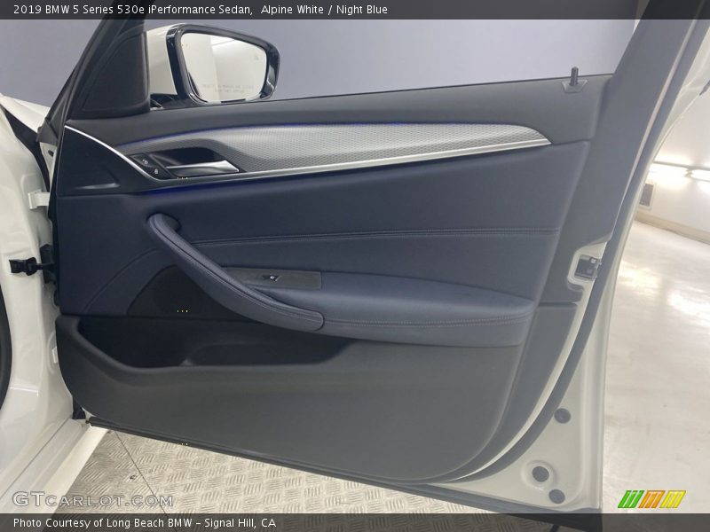 Alpine White / Night Blue 2019 BMW 5 Series 530e iPerformance Sedan