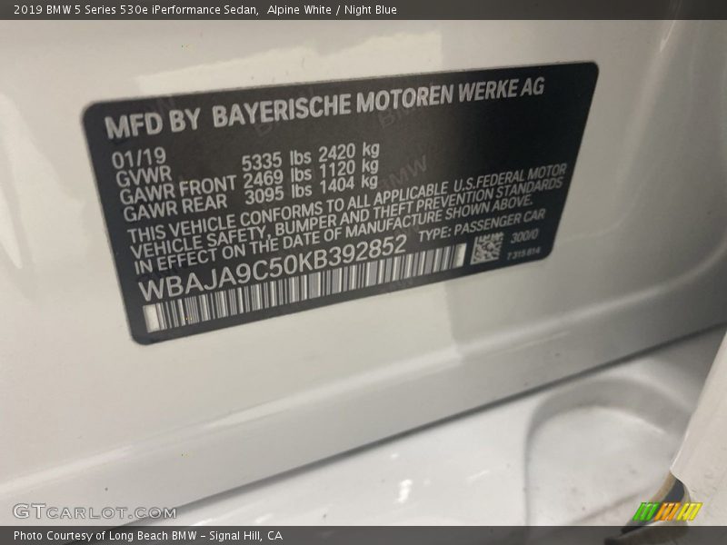Alpine White / Night Blue 2019 BMW 5 Series 530e iPerformance Sedan