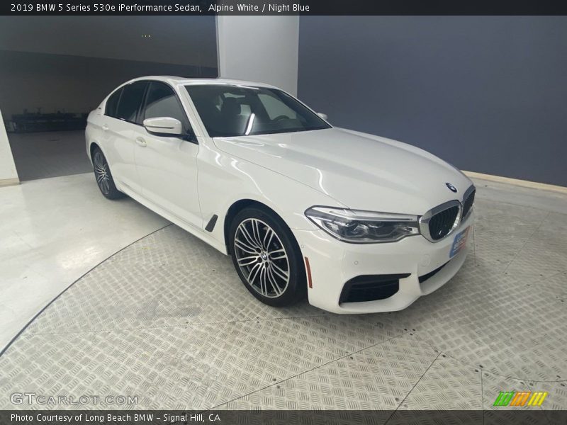 Alpine White / Night Blue 2019 BMW 5 Series 530e iPerformance Sedan