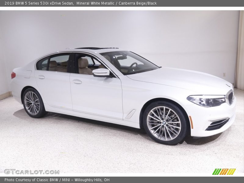 Mineral White Metallic / Canberra Beige/Black 2019 BMW 5 Series 530i xDrive Sedan