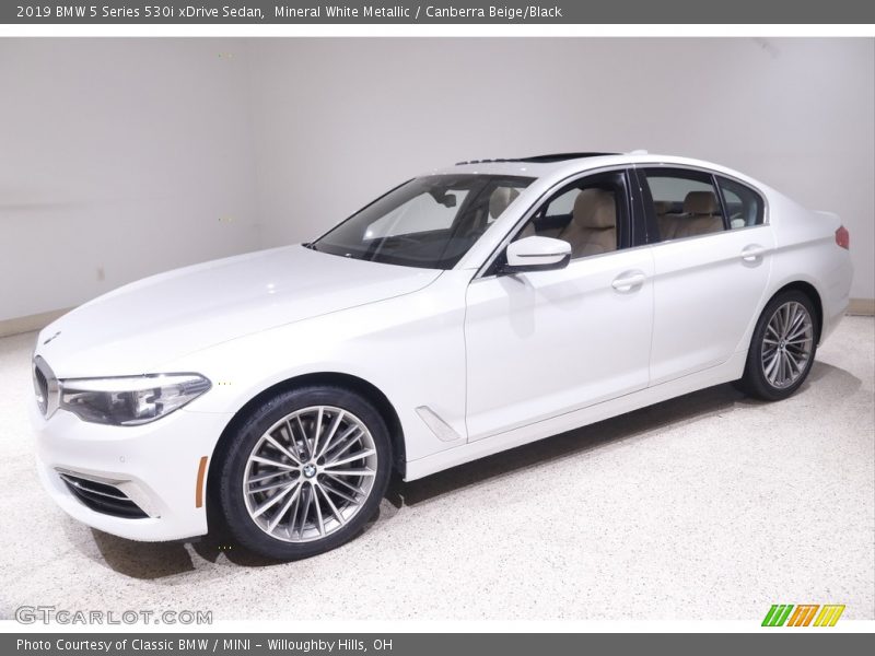 Mineral White Metallic / Canberra Beige/Black 2019 BMW 5 Series 530i xDrive Sedan