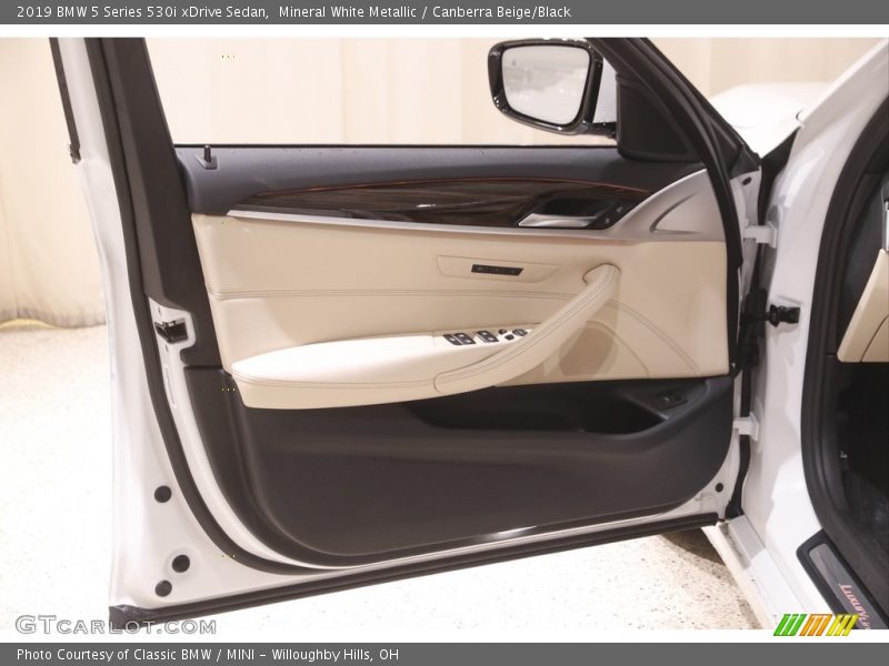 Mineral White Metallic / Canberra Beige/Black 2019 BMW 5 Series 530i xDrive Sedan