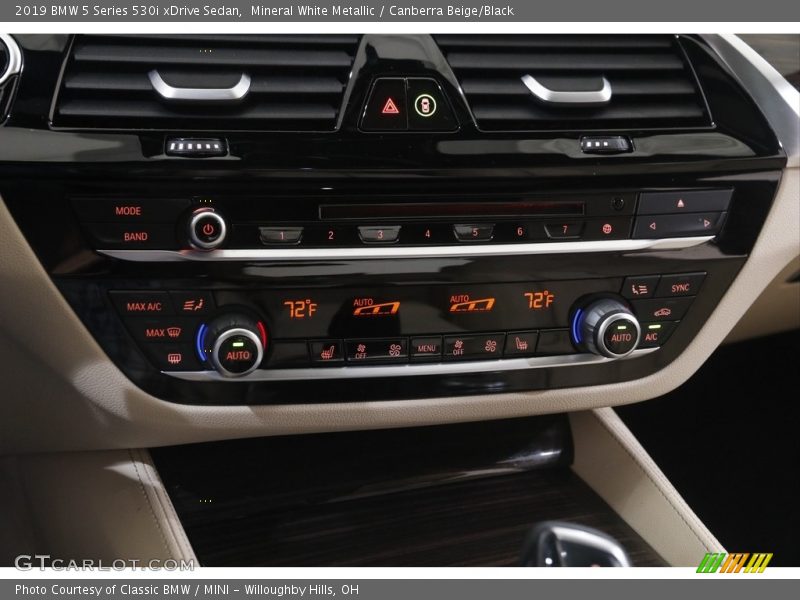 Mineral White Metallic / Canberra Beige/Black 2019 BMW 5 Series 530i xDrive Sedan