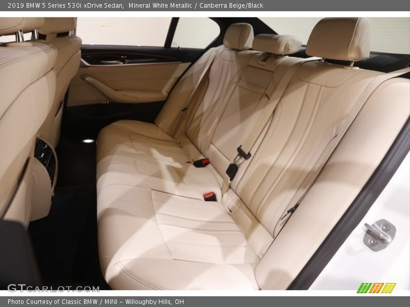 Mineral White Metallic / Canberra Beige/Black 2019 BMW 5 Series 530i xDrive Sedan