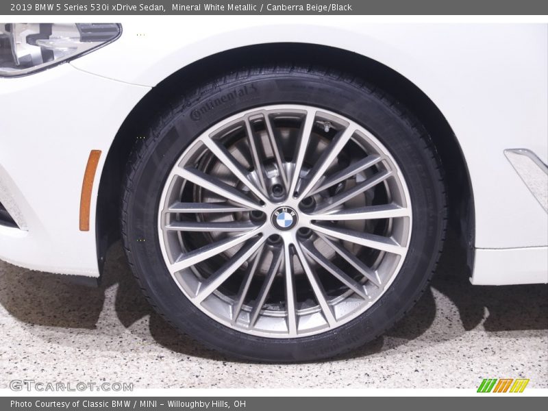 Mineral White Metallic / Canberra Beige/Black 2019 BMW 5 Series 530i xDrive Sedan