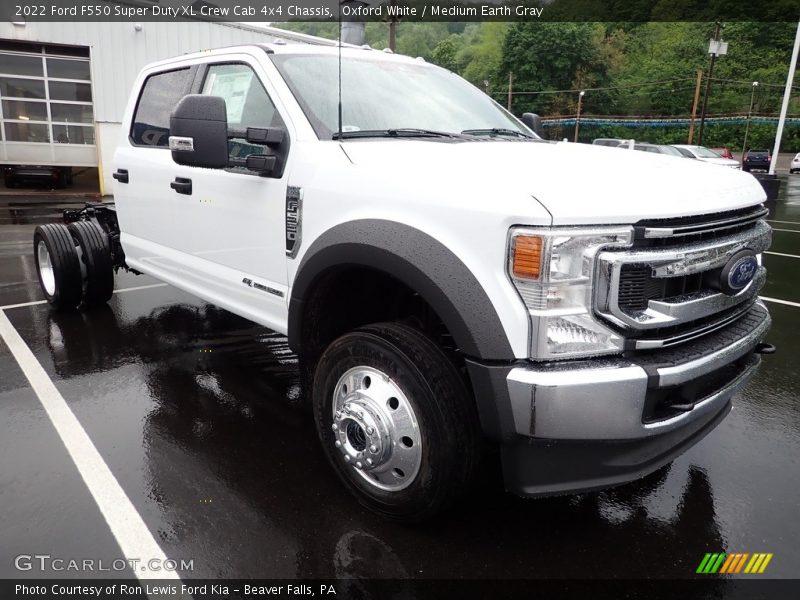 Oxford White / Medium Earth Gray 2022 Ford F550 Super Duty XL Crew Cab 4x4 Chassis