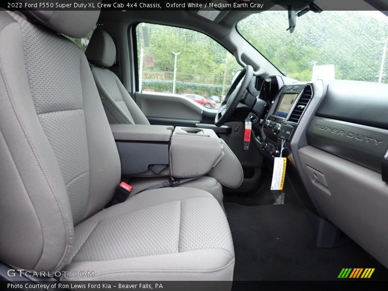 Oxford White / Medium Earth Gray 2022 Ford F550 Super Duty XL Crew Cab 4x4 Chassis