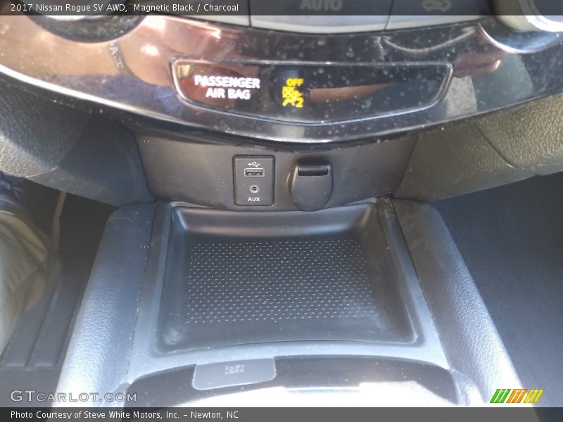 Magnetic Black / Charcoal 2017 Nissan Rogue SV AWD