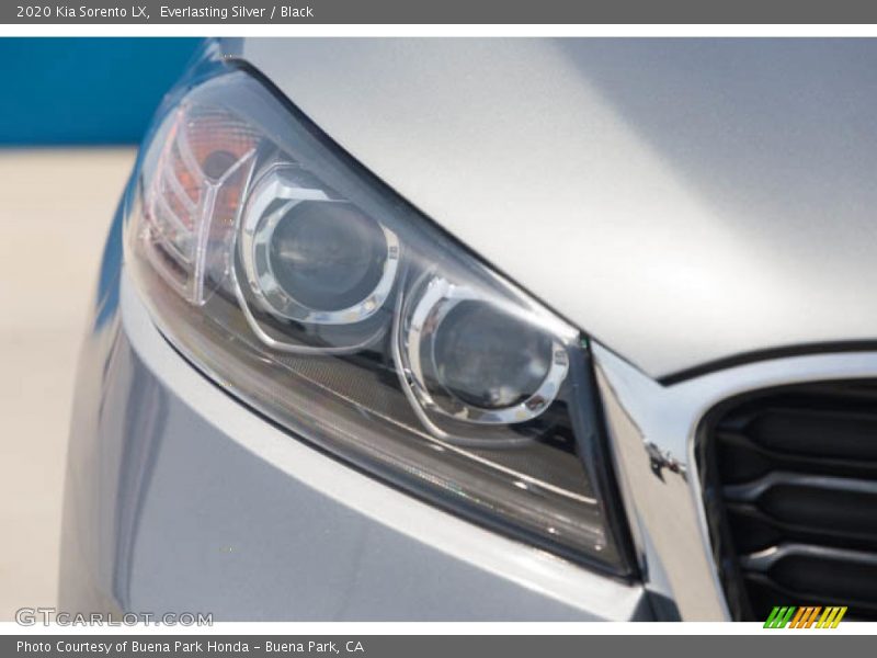 Everlasting Silver / Black 2020 Kia Sorento LX