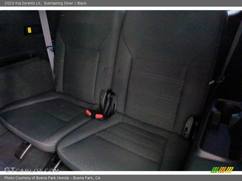 Everlasting Silver / Black 2020 Kia Sorento LX